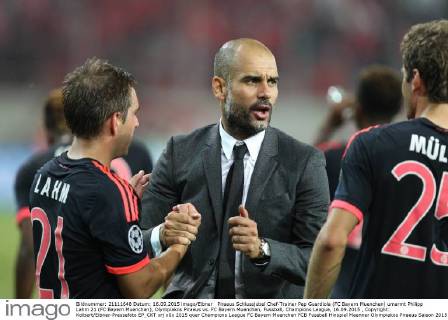 Piraeus Schlussjubel Chef-Trainer Pep Guardiola (FC Bayern Muenchen) umarmt Philipp Lahm 21 (FC Bayern Muenchen), Olympiakos Piraeus vs. FC Bayern Muenchen, Fussball, Champions League, 16.09.2015 , Copyright: Kolbert Eibner-Pressefoto EP_CKT
