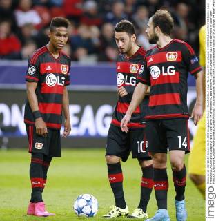 CALHANOGLU Hakan Team Bayer 04 Leverkusen mit WENSELL und MEHMEDI Admir beim Freistoss UEFA Champions League Gruppe E Spiel Bayer 04 Leverkusen-FC Bate Borisov 4 : 1 am 16.September 2015 in der BayArena in Leverkusen 