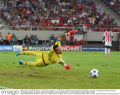 16.09.2015, Fussball Championsleague 2015 2016, Vorrunde, 1.Spieltag, FC Bayern München - Olympiakos Piräus, im Stadion Georgios Karaiskakis, Piräus (Griechenland). Torwart Roberto (Piräus) fliegt zum Ball. 