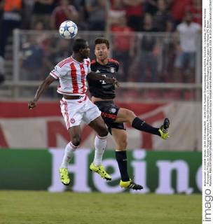 16.09.2015, Fussball Championsleague 2015 2016, Vorrunde, 1.Spieltag, FC Bayern München - Olympiakos Piräus, im Stadion Georgios Karaiskakis, Piräus (Griechenland). v.li: Alfred Finnbogason (Piräus) gegen Xabi Alonso (FC Bayern München). 