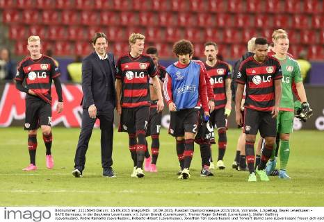 16.09.2015, Fussball Championsleague 2015 2016, Vorrunde, 1.Spieltag, Bayer Leverkusen - BATE Baryssau, in der BayArena Leverkusen. v.l. Julian Brandt (Leverkusen), Trainer Roger Schmidt (Leverkusen), Stefan Kießling (Leverkusen), Andre Ramalho (Leverkusen), Roberto Hilbert (Leverkusen), Jonathan Tah (Leverkusen) und Torwart Bernd Leno (Leverkusen) freuen sich nach dem Spiel