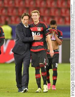 16.09.2015, Fussball Championsleague 2015 2016, Vorrunde, 1.Spieltag, Bayer Leverkusen - BATE Baryssau, in der BayArena Leverkusen. Trainer Roger Schmidt (Leverkusen) nimmt Stefan Kießling (Leverkusen) in den Arm. 