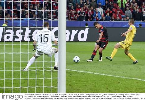 16.09.2015, Fussball Championsleague 2015 2016, Vorrunde, 1.Spieltag, Bayer Leverkusen - BATE Baryssau, in der BayArena Leverkusen. Chicharito Javier Hernandez (Leverkusen) trifft hier zum 3:1. v.l. Torwart Sergey Chernik (Bate Borisov), Chicharito Javier Hernandez (Leverkusen) und Ilya Aleksievich (Bate Borisov) 