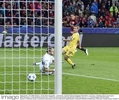 16.09.2015, Fussball Championsleague 2015 2016, Vorrunde, 1.Spieltag, Bayer Leverkusen - BATE Baryssau, in der BayArena Leverkusen. Chicharito Javier Hernandez (Leverkusen) trifft hier zum 3:1. v.l. Torwart Sergey Chernik (Bate Borisov), Chicharito Javier Hernandez (Leverkusen) und Ilya Aleksievich (Bate Borisov) 
