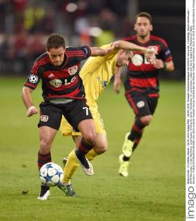 16.09.2015, Fussball Championsleague 2015 2016, Vorrunde, 1.Spieltag, Bayer Leverkusen - BATE Baryssau, in der BayArena Leverkusen. Chicharito Javier Hernandez (li, Leverkusen) setzt sich durch gegen Ilya Aleksievich (Bate Borisov). 