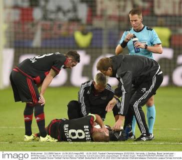 16.09.2015, Fussball Championsleague 2015 2016, Vorrunde, 1.Spieltag, Bayer Leverkusen - BATE Baryssau, in der BayArena Leverkusen. Lars Bender (Leverkusen) bleibt angeschlagen am Boden liegen. 