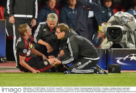 16.09.2015, Fussball Championsleague 2015 2016, Vorrunde, 1.Spieltag, Bayer Leverkusen - BATE Baryssau, in der BayArena Leverkusen. Lars Bender (Leverkusen) bleibt angeschlagen am Boden liegen. 