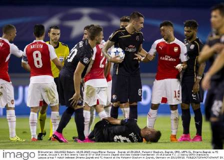 Zagreb 16.09.2015, Maksimir Stadium, Zagreb, CRO, UEFA CL, Dinamo Zagreb vs FC Arsenal, Gruppe F, im Bild Jeremy Taravel 87 of GNK Dinamo Zagreb and Alex Oxlade-Chamberlain 15 of Arsenal F.C. during UEFA Champions League group F match between Dinamo Zagreb and FC Arsenal at the Maksimir Stadium in Zagreb, Germany on 2015 09 16.  EX_SPIDA  