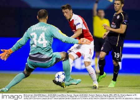 Zagreb 16.09.2015, Maksimir Stadium, Zagreb, CRO, UEFA CL, Dinamo Zagreb vs FC Arsenal, Gruppe F, im Bild Francis Coquelin 34 of Arsenal F.C, Mesut Ozil 11 of Arsenal F.C. and Josip Pivaric 19 of GNK Dinamo Zagreb during UEFA Champions League group F match between Dinamo Zagreb and FC Arsenal at the Maksimir Stadium in Zagreb, Germany on 2015 09 16.  EX_SPIDA  