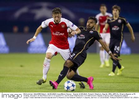 Zagreb 16.09.2015, Maksimir Stadium, Zagreb, CRO, UEFA CL, Dinamo Zagreb vs FC Arsenal, Gruppe F, im Bild Mesut Ozil 11 of Arsenal F.C. and El Arabi Hilal Soudani 2 of GNK Dinamo Zagreb during UEFA Champions League group F match between Dinamo Zagreb and FC Arsenal at the Maksimir Stadium in Zagreb, Germany on 2015 09 16.  EX_SPIDA  