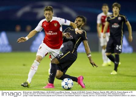 Zagreb 16.09.2015, Maksimir Stadium, Zagreb, CRO, UEFA CL, Dinamo Zagreb vs FC Arsenal, Gruppe F, im Bild Mesut Ozil 11 of Arsenal F.C. and El Arabi Hilal Soudani 2 of GNK Dinamo Zagreb during UEFA Champions League group F match between Dinamo Zagreb and FC Arsenal at the Maksimir Stadium in Zagreb, Germany on 2015 09 16.  EX_SPIDA  