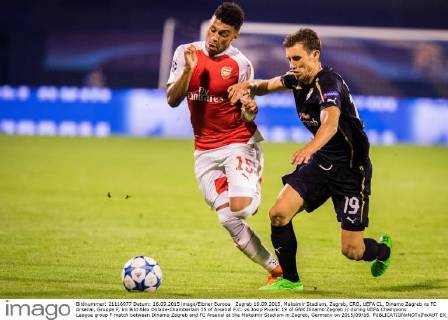 Zagreb 16.09.2015, Maksimir Stadium, Zagreb, CRO, UEFA CL, Dinamo Zagreb vs FC Arsenal, Gruppe F, im Bild Alex Oxlade-Chamberlain 15 of Arsenal F.C. vs Josip Pivaric 19 of GNK Dinamo Zagreb during UEFA Champions League group F match between Dinamo Zagreb and FC Arsenal at the Maksimir Stadium in Zagreb, Germany on 2015 09 16.  EX_SPIDA  