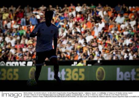 Valencia, Spain. 21 midfielder of Valencia CF Andre Gomes match between Valencia CF and Real Betis Balompie at Mestalla stadium on September 19, 2015 in Valencia, Spain. (Photo by Jose Miguel Fernandez de Velasco Cordon Press)