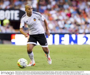Valencia, Spain. 08 midfielder of Valencia CF Sofiane Feghouli match between Valencia CF and Real Betis Balompie at Mestalla stadium on September 19, 2015 in Valencia, Spain. (Photo by Jose Miguel Fernandez de Velasco Cordon Press)
