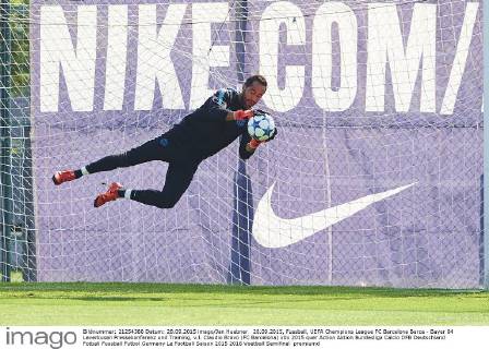 28.09.2015, Fussball, UEFA Champions League FC Barcelona Barca - Bayer 04 Leverkusen Pressekonferenz und Training, v.l. Claudio Bravo (FC Barcelona)