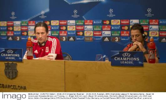 28.09.2015, Fussball, UEFA Champions League FC Barcelona Barca - Bayer 04 Leverkusen Pressekonferenz und Training, v.l. Roger Schmidt coach (Bayer 04 Leverkusen), Chicharito (Bayer 04 Leverkusen)