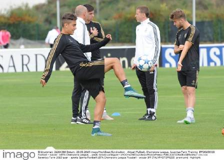 Aktuell Fußball, Champions League, Juventus Turin Training IPP20150929 Football - soccer: UEFA Champions League, , paulo dybala palleggia - xHOCHxZWEIx xItalyxPhotoxPressx