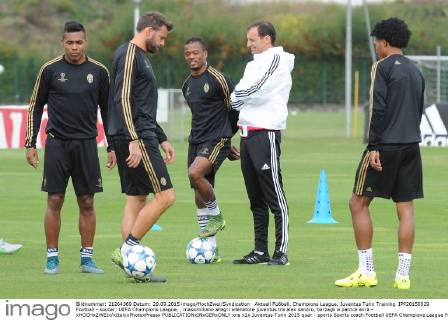 Aktuell Fußball, Champions League, Juventus Turin Training IPP20150929 Football - soccer: UEFA Champions League, , massimiliano allegri allenatore juventus tra alex sandro, barzagli e patrice evra - xHOCHxZWEIx xItalyxPhotoxPressx