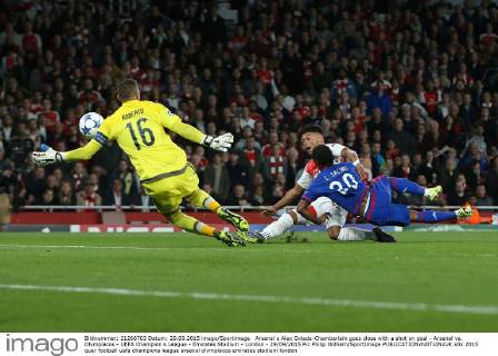 Arsenal s Alex Oxlade-Chamberlain goes close with a shot on goal - Arsenal vs. Olympiacos - UEFA Champion s League - Emirates Stadium - London - 29 09 2015 Pic Philip Oldham SportImage EDITORIAL USE ONLY. No use with unauthorised audio, video, data, fixture lists, club league logos or live services. Online in-match use limited to 120 images, no video emulation. No use in betting, games or single club league player publications.