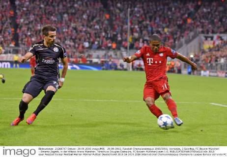 29.09.2015, Fussball Championsleague 2015 2016, Vorrunde, 2.Spieltag, FC Bayern München - Dinamo Zagreb, in der Allianz-Arena München. Torschuss Douglas Costa (re, FC Bayern München) zum 1:0. 