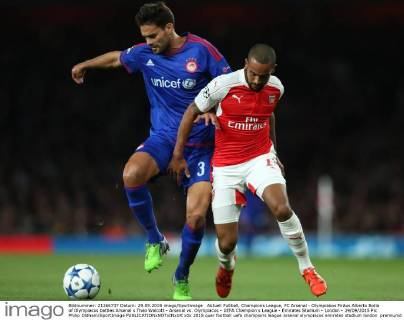 Aktuell Fußball, Champions League, FC Arsenal - Olympiakos Piräus Alberto Botia of Olympiacos battles Arsenal s Theo Walcott - Arsenal vs. Olympiacos - UEFA Champion s League - Emirates Stadium - London - 29 09 2015 Pic Philip Oldham SportImage EDITORIAL USE ONLY. No use with unauthorised audio, video, data, fixture lists, club league logos or live services. Online in-match use limited to 120 images, no video emulation. No use in betting, games or single club league player publications.