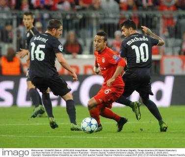 Muenchen vl. Arijan Ademi 16 (Dinamo Zagreb), Thiago Alcantara (FC Bayern Muenchen) und Paulo Machado 10 (Dinamo Zagreb) Bayern Muenchen - Dinamo Zagreb, Fussball Champions League, Vorrunde, Spieltag 2, 29.09.2015, Copyright: Stuetzle xEibner-Pressefoto ep_wse