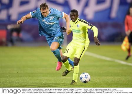 Aktuell Fußball, Champions League, Zenit St. Petersburg - KAA Gent - SAINT PETERSBURG, RUSSIA: Zenit s Artem Dzyuba and Gent s Nana Asare fight for the ball during the game between Belgian first league soccer team KAA Gent and Russian Zenit, second game in the group stage of the Uefa Champions League competition, Tuesday 29 September 2015, in the Petrovsky stadium in Saint Petersburg, Russia. YORICKxJANSENS  x04710608x