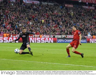 29.09.2015, Fussball Championsleague 2015 2016, Vorrunde, 2.Spieltag, FC Bayern München - Dinamo Zagreb, in der Allianz-Arena München. Robert Lewandowski (re, FC Bayern München) Torschuss zum 2:0, li: Yeremy Taravel (Zagreb). 