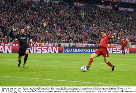 29.09.2015, Fussball Championsleague 2015 2016, Vorrunde, 2.Spieltag, FC Bayern München - Dinamo Zagreb, in der Allianz-Arena München. Robert Lewandowski (re, FC Bayern München) Torschuss zum 2:0, li: Yeremy Taravel (Zagreb). 