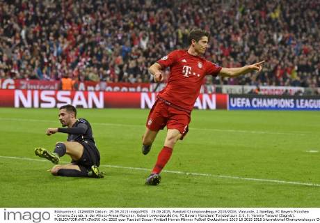 29.09.2015, Fussball Championsleague 2015 2016, Vorrunde, 2.Spieltag, FC Bayern München - Dinamo Zagreb, in der Allianz-Arena München. Robert Lewandowski (re, FC Bayern München) Torjubel zum 2:0, li: Yeremy Taravel (Zagreb). 
