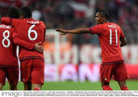 FUSSBALL CHAMPIONS LEAGUE SAISON 2014 2015 GRUPPENPHASE FC Bayern Muenchen - Dinamo Zagreb 29.09.2015 Torjubel: Douglas Costa (re, FC Bayern Muenchen) 