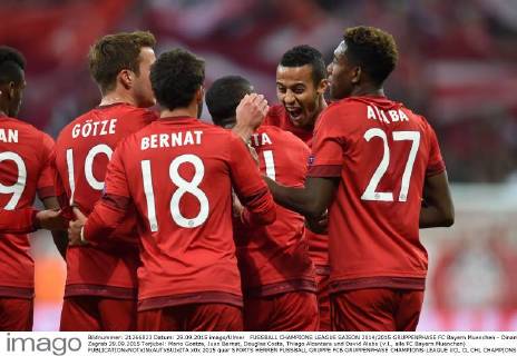 FUSSBALL CHAMPIONS LEAGUE SAISON 2014 2015 GRUPPENPHASE FC Bayern Muenchen - Dinamo Zagreb 29.09.2015 Torjubel: Mario Goetze, Juan Bernat, Douglas Costa, Thiago Alcantara und David Alaba (v.l., alle FC Bayern Muenchen) 
