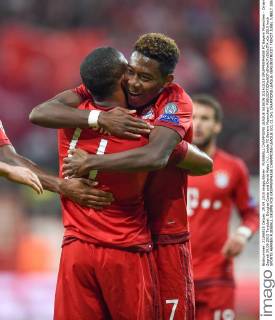FUSSBALL CHAMPIONS LEAGUE SAISON 2014 2015 GRUPPENPHASE FC Bayern Muenchen - Dinamo Zagreb 29.09.2015 Torjubel: Douglas Costa und David Alaba (v.l., beide FC Bayern Muenchen) 