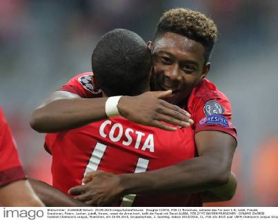 Douglas COSTA, FCB 11 Torschuss, schiesst das Tor zum 1-0, Jubel, Freude, Emotionen, Feiern, Lachen, jubelt, freuen, reisst die Arme hoch, ballt die Faust mit David ALABA, FCB 27 FC BAYERN MUENCHEN - DINAMO ZAGREB Fussball Champions League, Muenchen, am 29.09.2015, Gruppenphase, 2. Spieltag, Saison 2015 2016, CL, FCB