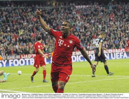 Torjubel 1:0 München, Torschütze Douglas Costa (Bayern) . FC Bayern München-Dinamo Zagreb . München, GER, 29.09.2015, Fussball-Champions League 2015-2016 .