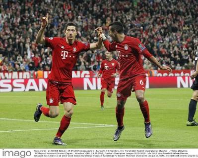Torjubel 2:0 München, V.li. Torschütze Robert Lewandowski (Bayern) , Thiago (Bayern) . FC Bayern München-Dinamo Zagreb . München, GER, 29.09.2015, Fussball-Champions League 2015-2016 .