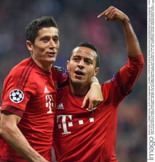 FUSSBALL CHAMPIONS LEAGUE SAISON 2014 2015 GRUPPENPHASE FC Bayern Muenchen - Dinamo Zagreb 29.09.2015 Torjubel: Robert Lewandowski (li) und Thiago Alcantara (re, beide FC Bayern Muenchen) 
