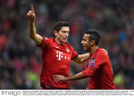 FUSSBALL CHAMPIONS LEAGUE SAISON 2014 2015 GRUPPENPHASE FC Bayern Muenchen - Dinamo Zagreb 29.09.2015 Torjubel: Robert Lewandowski (li) und Thiago Alcantara (re, beide FC Bayern Muenchen) 