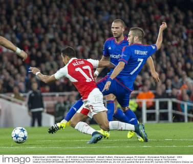 Aktuell Fußball, Champions League, FC Arsenal - Olympiakos Piräus Football - 2015 2016 Champions League - Group F: Arsenal vs. Olympiakos. Arsenal s Alexis Sanchez is denied a foul within shooting range at The Emirates Stadium COLORSPORT DANIEL BEARHAM  ars_oly