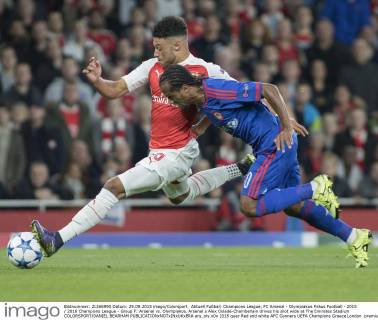 Aktuell Fußball, Champions League, FC Arsenal - Olympiakos Piräus Football - 2015 2016 Champions League - Group F: Arsenal vs. Olympiakos. Arsenal s Alex Oxlade-Chamberlain drives his shot wide at The Emirates Stadium COLORSPORT DANIEL BEARHAM  ars_oly