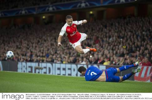 Aktuell FuÃŸball, Champions League, FC Arsenal - Olympiakos PirÃ¤us 29.09.2015. London, England. Champions League. Arsenal versus Olympiakos. Alberto Bot& xed;a of Olympiakos makes the challenge on Arsenal s Kieran Gibbs sending him flying through the air. xNigelxCookex  ActionPlus11666092