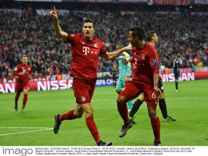 29.09.2015, Fussball, Saison 2015 2016, Champions League, 2015 16, Vorrunde, FC Bayern München - Dinamo Zagreb, Jubel Robert Lewandowski (Bayern Muenchen), li., und Thiago Alcantara (Bayern Muenchen)