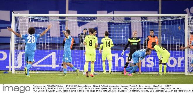Aktuell Fußball, Champions League, Zenit St. Petersburg - KAA Gent - SAINT PETERSBURG, RUSSIA: Zenit s Axel Witsel (L) and Zenit s Artem Dzyuba (R) celebrate during the game between Belgian first league soccer team KAA Gent and Russian Zenit, second game in the group stage of the Uefa Champions League competition, Tuesday 29 September 2015, in the Petrovsky stadium in Saint Petersburg, Russia. YORICKxJANSENS  x04710624x