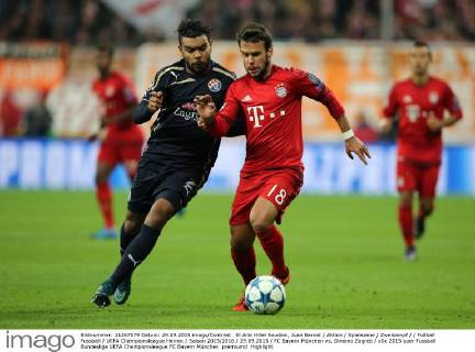 El Arbi Hillel Soudani, Juan Bernat Aktion Spielszene Zweikampf Fußball Fussball UEFA Championsleague Herren Saison 2015 2016 29.09.2015 FC Bayern München vs. Dinamo Zagreb