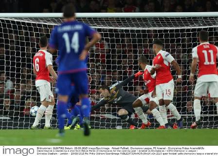 Aktuell Fußball, Champions League, FC Arsenal - Olympiakos Piräus ArsenalâÄ?s David Ospina is beaten by a shot from Felipe Pardo of Olympiacos for the opening goal - Arsenal vs Olympiacos - UEFA Champion s League - Emirates Stadium - London - 29 09 2015 Pic Philip Oldham SportImage EDITORIAL USE ONLY. No use with unauthorised audio, video, data, fixture lists, club league logos or live services. Online in-match use limited to 120 images, no video emulation. No use in betting, games or single club league player publications.