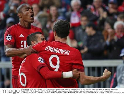 Robert LEWANDOWSKI, FCB 9 Torjubel, Jubel nach dem Tor zum 2-0 mit Thiago ALCANTARA, FCB 6 , Douglas COSTA, FCB 11 , Jubel, Freude, Emotionen, Feiern, Lachen, jubelt, freuen, reisst die Arme hoch, ballt die Faust FC BAYERN MUENCHEN - DINAMO ZAGREB Fussball Champions League, Muenchen, am 29.09.2015, Gruppenphase, 2. Spieltag, Saison 2015 2016, CL, FCB