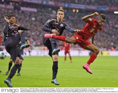 29.09.2015, Fussball Championsleague 2015 2016, Vorrunde, 2.Spieltag, FC Bayern München - Dinamo Zagreb, in der Allianz-Arena München. Kingsley Coman (re, Bayern München) gegen Filip Benkovic (mitte, Zagreb) 