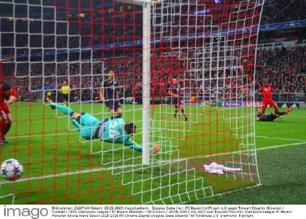 Douglas Costa (re.) (FC Bayern) trifft zum 1-0 gegen Torwart Eduardo (Dinamo) Fussball UEFA Champions League FC Bayern München - NK Dinamo 29.09.2015