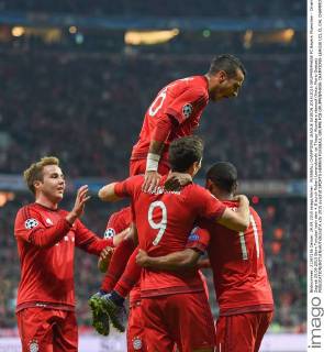 FUSSBALL CHAMPIONS LEAGUE SAISON 2014 2015 GRUPPENPHASE FC Bayern Muenchen - Dinamo Zagreb 29.09.2015 Beim Torjubel nach dem 4:0 durch Robert Lewandowski ist Thiago Alcantara obenauf (links: Mario Goetze) 