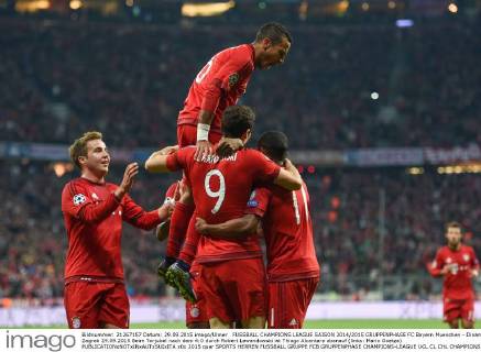 FUSSBALL CHAMPIONS LEAGUE SAISON 2014 2015 GRUPPENPHASE FC Bayern Muenchen - Dinamo Zagreb 29.09.2015 Beim Torjubel nach dem 4:0 durch Robert Lewandowski ist Thiago Alcantara obenauf (links: Mario Goetze) 